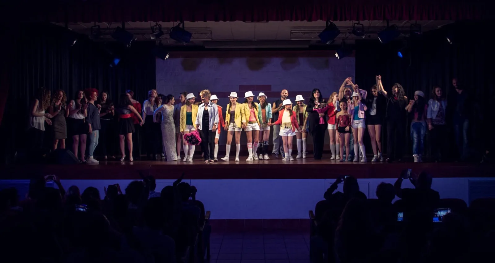 Il saggio di fine anno di Tempo di Musica: gli allievi sul palco salutano il pubblico in platea
